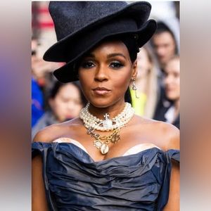 "Vivienne Westwood Pearl Necklace Large.Seen on Kylie Kendall, Rhianna, etc.